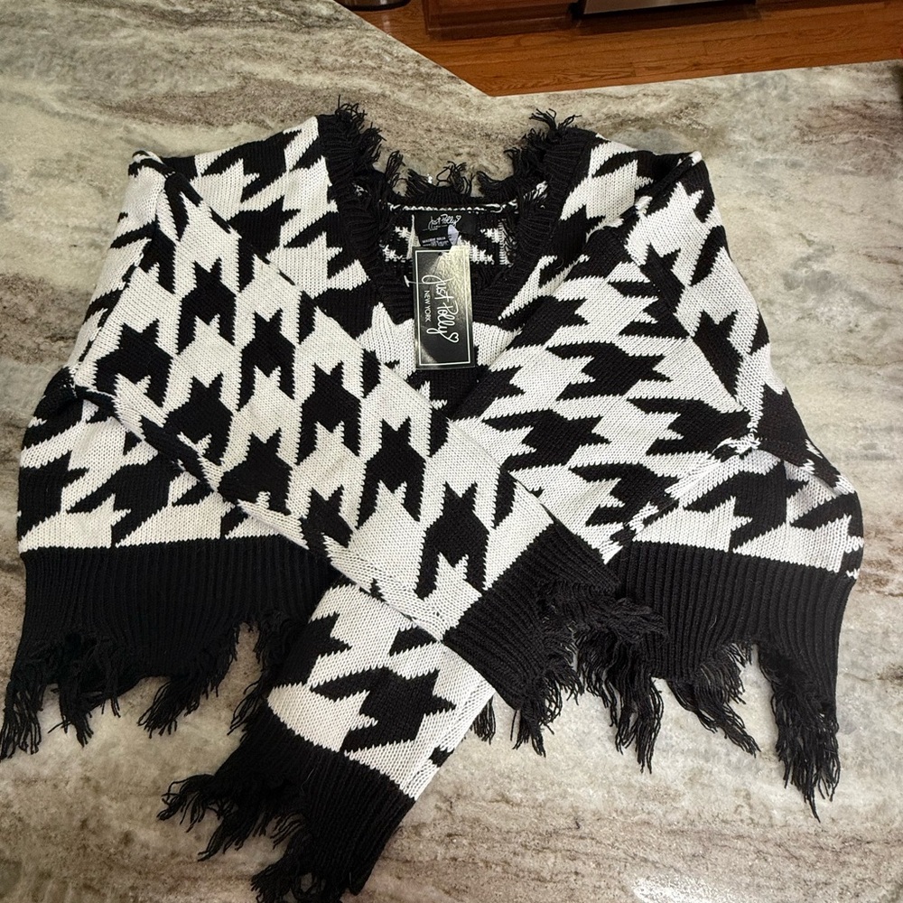 JUST POLLY Charming Charlie Monochrome Zigzag Fringe Sweater